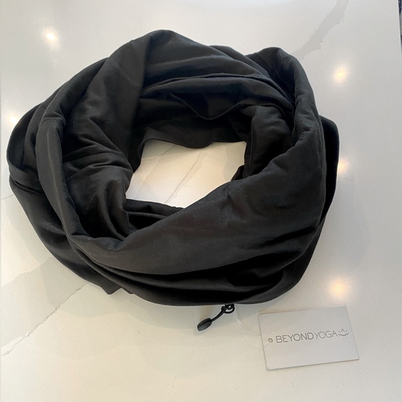 NWT - Beyond Yoga Infinity Hidden Pocket Scarf - Picture 6 of 11